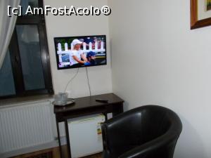 [P12] Televizor, birou cu frigiderul dedesupt și un scaun comod » foto by Zoazore
 - 
<span class="allrVoted glyphicon glyphicon-heart hidden" id="av1355634"></span>
<a class="m-l-10 hidden" id="sv1355634" onclick="voting_Foto_DelVot(,1355634,17735)" role="button">șterge vot <span class="glyphicon glyphicon-remove"></span></a>
<a id="v91355634" class=" c-red"  onclick="voting_Foto_SetVot(1355634)" role="button"><span class="glyphicon glyphicon-heart-empty"></span> <b>LIKE</b> = Votează poza</a> <img class="hidden"  id="f1355634W9" src="/imagini/loader.gif" border="0" /><span class="AjErrMes hidden" id="e1355634ErM"></span>