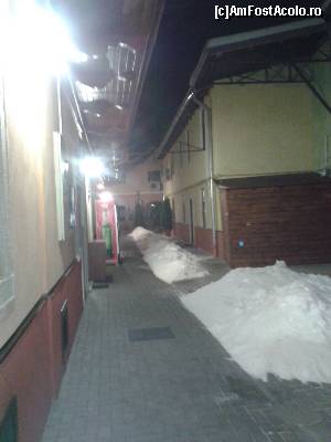 [P08] Curtea interioara iar deasupra se vede cursiva prin care se face accesul la citeva camere situate la etaj » foto by spiros
 - 
<span class="allrVoted glyphicon glyphicon-heart hidden" id="av586378"></span>
<a class="m-l-10 hidden" id="sv586378" onclick="voting_Foto_DelVot(,586378,17904)" role="button">șterge vot <span class="glyphicon glyphicon-remove"></span></a>
<a id="v9586378" class=" c-red"  onclick="voting_Foto_SetVot(586378)" role="button"><span class="glyphicon glyphicon-heart-empty"></span> <b>LIKE</b> = Votează poza</a> <img class="hidden"  id="f586378W9" src="/imagini/loader.gif" border="0" /><span class="AjErrMes hidden" id="e586378ErM"></span>