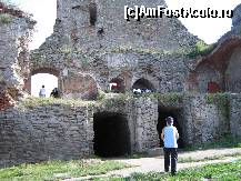 [P11] ruinele cetatii; interior, latura sudica. undeva in dreapta, tot la 'demisol' era 'dungeon'-ul [parnaia], unde se tineau detinutii 'periculosi'. chiar in fata se observa intrarile catre beciuri. » foto by Dragoș_MD
 - 
<span class="allrVoted glyphicon glyphicon-heart hidden" id="av37832"></span>
<a class="m-l-10 hidden" id="sv37832" onclick="voting_Foto_DelVot(,37832,17970)" role="button">șterge vot <span class="glyphicon glyphicon-remove"></span></a>
<a id="v937832" class=" c-red"  onclick="voting_Foto_SetVot(37832)" role="button"><span class="glyphicon glyphicon-heart-empty"></span> <b>LIKE</b> = Votează poza</a> <img class="hidden"  id="f37832W9" src="/imagini/loader.gif" border="0" /><span class="AjErrMes hidden" id="e37832ErM"></span>