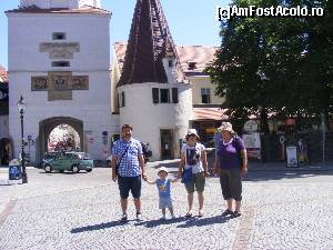 [P05] Seful BUBU, cu mamaie, mami si tati in fata intrarii in zona comerciala.  » foto by liviu49
 - 
<span class="allrVoted glyphicon glyphicon-heart hidden" id="av617690"></span>
<a class="m-l-10 hidden" id="sv617690" onclick="voting_Foto_DelVot(,617690,18005)" role="button">șterge vot <span class="glyphicon glyphicon-remove"></span></a>
<a id="v9617690" class=" c-red"  onclick="voting_Foto_SetVot(617690)" role="button"><span class="glyphicon glyphicon-heart-empty"></span> <b>LIKE</b> = Votează poza</a> <img class="hidden"  id="f617690W9" src="/imagini/loader.gif" border="0" /><span class="AjErrMes hidden" id="e617690ErM"></span>