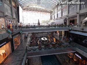 [P15] Unul dintre cele mai mari şi mai luxoaxe mall-uri, Marina Bay Sands, cu tavane transparente, cu linkuri subterane spre alte staţii de metrou, dar şi obiective turistice: Gardens by the Bay. Se merge destul de mult...  » foto by mprofeanu
 - 
<span class="allrVoted glyphicon glyphicon-heart hidden" id="av593652"></span>
<a class="m-l-10 hidden" id="sv593652" onclick="voting_Foto_DelVot(,593652,18060)" role="button">șterge vot <span class="glyphicon glyphicon-remove"></span></a>
<a id="v9593652" class=" c-red"  onclick="voting_Foto_SetVot(593652)" role="button"><span class="glyphicon glyphicon-heart-empty"></span> <b>LIKE</b> = Votează poza</a> <img class="hidden"  id="f593652W9" src="/imagini/loader.gif" border="0" /><span class="AjErrMes hidden" id="e593652ErM"></span>