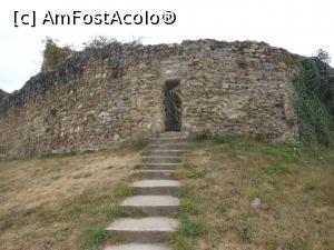 [P03] Cetatea Cisnădioara - Am ajuns la zidurile de incintă.  » foto by iulianic
 - 
<span class="allrVoted glyphicon glyphicon-heart hidden" id="av1113084"></span>
<a class="m-l-10 hidden" id="sv1113084" onclick="voting_Foto_DelVot(,1113084,18124)" role="button">șterge vot <span class="glyphicon glyphicon-remove"></span></a>
<a id="v91113084" class=" c-red"  onclick="voting_Foto_SetVot(1113084)" role="button"><span class="glyphicon glyphicon-heart-empty"></span> <b>LIKE</b> = Votează poza</a> <img class="hidden"  id="f1113084W9" src="/imagini/loader.gif" border="0" /><span class="AjErrMes hidden" id="e1113084ErM"></span>