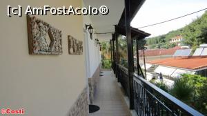[P03] Balconul comun, de pe latura estică, de unde se intră în fiecare cameră.  » foto by Costi
 - 
<span class="allrVoted glyphicon glyphicon-heart hidden" id="av874316"></span>
<a class="m-l-10 hidden" id="sv874316" onclick="voting_Foto_DelVot(,874316,18170)" role="button">șterge vot <span class="glyphicon glyphicon-remove"></span></a>
<a id="v9874316" class=" c-red"  onclick="voting_Foto_SetVot(874316)" role="button"><span class="glyphicon glyphicon-heart-empty"></span> <b>LIKE</b> = Votează poza</a> <img class="hidden"  id="f874316W9" src="/imagini/loader.gif" border="0" /><span class="AjErrMes hidden" id="e874316ErM"></span>