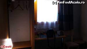 [P10] Masa este și ea îngustă. Nu sunt decât două scaune: un taburet și unul cu spătar.  » foto by Costi
 - 
<span class="allrVoted glyphicon glyphicon-heart hidden" id="av604016"></span>
<a class="m-l-10 hidden" id="sv604016" onclick="voting_Foto_DelVot(,604016,18190)" role="button">șterge vot <span class="glyphicon glyphicon-remove"></span></a>
<a id="v9604016" class=" c-red"  onclick="voting_Foto_SetVot(604016)" role="button"><span class="glyphicon glyphicon-heart-empty"></span> <b>LIKE</b> = Votează poza</a> <img class="hidden"  id="f604016W9" src="/imagini/loader.gif" border="0" /><span class="AjErrMes hidden" id="e604016ErM"></span>