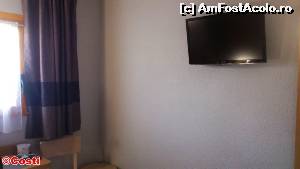 [P11] În schimb, pe peretele din fața patului, se află un LCD cu ecran de 32'.  » foto by Costi
 - 
<span class="allrVoted glyphicon glyphicon-heart hidden" id="av604017"></span>
<a class="m-l-10 hidden" id="sv604017" onclick="voting_Foto_DelVot(,604017,18190)" role="button">șterge vot <span class="glyphicon glyphicon-remove"></span></a>
<a id="v9604017" class=" c-red"  onclick="voting_Foto_SetVot(604017)" role="button"><span class="glyphicon glyphicon-heart-empty"></span> <b>LIKE</b> = Votează poza</a> <img class="hidden"  id="f604017W9" src="/imagini/loader.gif" border="0" /><span class="AjErrMes hidden" id="e604017ErM"></span>