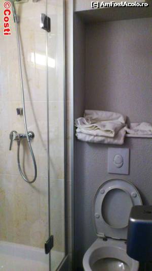 [P13] În baie se găsesc toate cele necesare, iar prosoapele sunt albe, curate și pufoase.  » foto by Costi
 - 
<span class="allrVoted glyphicon glyphicon-heart hidden" id="av604019"></span>
<a class="m-l-10 hidden" id="sv604019" onclick="voting_Foto_DelVot(,604019,18190)" role="button">șterge vot <span class="glyphicon glyphicon-remove"></span></a>
<a id="v9604019" class=" c-red"  onclick="voting_Foto_SetVot(604019)" role="button"><span class="glyphicon glyphicon-heart-empty"></span> <b>LIKE</b> = Votează poza</a> <img class="hidden"  id="f604019W9" src="/imagini/loader.gif" border="0" /><span class="AjErrMes hidden" id="e604019ErM"></span>