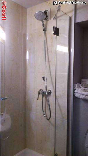[P15] Alte camere au cadă, dar a noastră a avut doar cabină de duș.  » foto by Costi
 - 
<span class="allrVoted glyphicon glyphicon-heart hidden" id="av604021"></span>
<a class="m-l-10 hidden" id="sv604021" onclick="voting_Foto_DelVot(,604021,18190)" role="button">șterge vot <span class="glyphicon glyphicon-remove"></span></a>
<a id="v9604021" class=" c-red"  onclick="voting_Foto_SetVot(604021)" role="button"><span class="glyphicon glyphicon-heart-empty"></span> <b>LIKE</b> = Votează poza</a> <img class="hidden"  id="f604021W9" src="/imagini/loader.gif" border="0" /><span class="AjErrMes hidden" id="e604021ErM"></span>