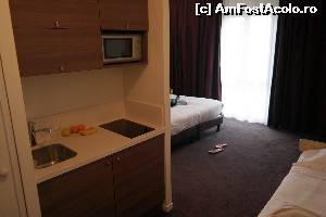 [P07] Iată şi chicineta cea fără de veselă, vase şi alte ustensile. Sub plita electrică se află frigiderul iar sub chiuvetă safe-ul.  » foto by vini
 - 
<span class="allrVoted glyphicon glyphicon-heart hidden" id="av614248"></span>
<a class="m-l-10 hidden" id="sv614248" onclick="voting_Foto_DelVot(,614248,18362)" role="button">șterge vot <span class="glyphicon glyphicon-remove"></span></a>
<a id="v9614248" class=" c-red"  onclick="voting_Foto_SetVot(614248)" role="button"><span class="glyphicon glyphicon-heart-empty"></span> <b>LIKE</b> = Votează poza</a> <img class="hidden"  id="f614248W9" src="/imagini/loader.gif" border="0" /><span class="AjErrMes hidden" id="e614248ErM"></span>