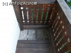 [P09] Balconul. In acest colt se pare ca sa terminat scindura... 
Sau a fost lasat acest loc asa ca sa se scurga apa... ?? Mai sti?!  » foto by Michaell
 - 
<span class="allrVoted glyphicon glyphicon-heart hidden" id="av790989"></span>
<a class="m-l-10 hidden" id="sv790989" onclick="voting_Foto_DelVot(,790989,18365)" role="button">șterge vot <span class="glyphicon glyphicon-remove"></span></a>
<a id="v9790989" class=" c-red"  onclick="voting_Foto_SetVot(790989)" role="button"><span class="glyphicon glyphicon-heart-empty"></span> <b>LIKE</b> = Votează poza</a> <img class="hidden"  id="f790989W9" src="/imagini/loader.gif" border="0" /><span class="AjErrMes hidden" id="e790989ErM"></span>