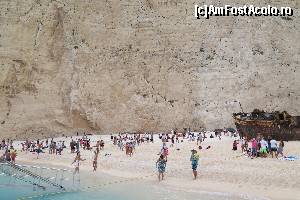 [P14] Turistii cerceteaza plaja si epava. Fiind destul de racoare, nu au putut sa inoate si stau zgribuliti, ca o colonie de pinguini... ;)  » foto by nosferatoo
 - 
<span class="allrVoted glyphicon glyphicon-heart hidden" id="av563910"></span>
<a class="m-l-10 hidden" id="sv563910" onclick="voting_Foto_DelVot(,563910,18547)" role="button">șterge vot <span class="glyphicon glyphicon-remove"></span></a>
<a id="v9563910" class=" c-red"  onclick="voting_Foto_SetVot(563910)" role="button"><span class="glyphicon glyphicon-heart-empty"></span> <b>LIKE</b> = Votează poza</a> <img class="hidden"  id="f563910W9" src="/imagini/loader.gif" border="0" /><span class="AjErrMes hidden" id="e563910ErM"></span>