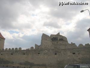 [P04] Zidul de apărare şi ferestrele de tragere văzute din parcare.  » foto by Michi
 - 
<span class="allrVoted glyphicon glyphicon-heart hidden" id="av586530"></span>
<a class="m-l-10 hidden" id="sv586530" onclick="voting_Foto_DelVot(,586530,18593)" role="button">șterge vot <span class="glyphicon glyphicon-remove"></span></a>
<a id="v9586530" class=" c-red"  onclick="voting_Foto_SetVot(586530)" role="button"><span class="glyphicon glyphicon-heart-empty"></span> <b>LIKE</b> = Votează poza</a> <img class="hidden"  id="f586530W9" src="/imagini/loader.gif" border="0" /><span class="AjErrMes hidden" id="e586530ErM"></span>