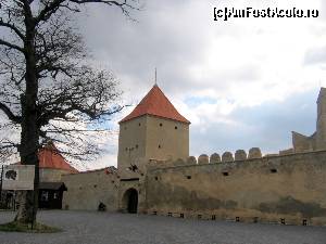 [P05] Turnul şi poarta de intrare » foto by Michi
 - 
<span class="allrVoted glyphicon glyphicon-heart hidden" id="av586532"></span>
<a class="m-l-10 hidden" id="sv586532" onclick="voting_Foto_DelVot(,586532,18593)" role="button">șterge vot <span class="glyphicon glyphicon-remove"></span></a>
<a id="v9586532" class=" c-red"  onclick="voting_Foto_SetVot(586532)" role="button"><span class="glyphicon glyphicon-heart-empty"></span> <b>LIKE</b> = Votează poza</a> <img class="hidden"  id="f586532W9" src="/imagini/loader.gif" border="0" /><span class="AjErrMes hidden" id="e586532ErM"></span>