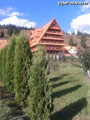 [P01] Casa Pelerinului - pensiunea din Mânăstirea Acoperământul Maicii Domnului, Dorna Arini, așa cum se vede de la intrare, din fața Magazinului cu obiecte bisericești.  » foto by izabiza
 - 
<span class="allrVoted glyphicon glyphicon-heart hidden" id="av678215"></span>
<a class="m-l-10 hidden" id="sv678215" onclick="voting_Foto_DelVot(,678215,18647)" role="button">șterge vot <span class="glyphicon glyphicon-remove"></span></a>
<a id="v9678215" class=" c-red"  onclick="voting_Foto_SetVot(678215)" role="button"><span class="glyphicon glyphicon-heart-empty"></span> <b>LIKE</b> = Votează poza</a> <img class="hidden"  id="f678215W9" src="/imagini/loader.gif" border="0" /><span class="AjErrMes hidden" id="e678215ErM"></span>
