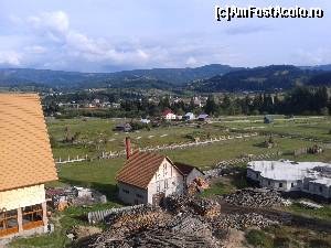 [P13] Iar de pe balcon. Se văd munții, satul Dorna Arini. În curte - țarcurile cu găini, un struț, un ponei, un căprior, acareturi și șantier cu următoarea biserică ce va să fie.  » foto by izabiza
 - 
<span class="allrVoted glyphicon glyphicon-heart hidden" id="av678234"></span>
<a class="m-l-10 hidden" id="sv678234" onclick="voting_Foto_DelVot(,678234,18647)" role="button">șterge vot <span class="glyphicon glyphicon-remove"></span></a>
<a id="v9678234" class=" c-red"  onclick="voting_Foto_SetVot(678234)" role="button"><span class="glyphicon glyphicon-heart-empty"></span> <b>LIKE</b> = Votează poza</a> <img class="hidden"  id="f678234W9" src="/imagini/loader.gif" border="0" /><span class="AjErrMes hidden" id="e678234ErM"></span>