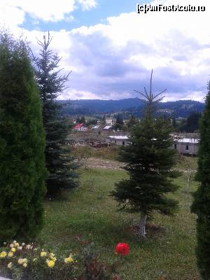 [P21] Florile deja cam trecute. În mijlocul lui septembrie, se cam simțea miros de iarnă pe aproape. Printre brăduți se vede construcția viitoarei biserici.  » foto by izabiza
 - 
<span class="allrVoted glyphicon glyphicon-heart hidden" id="av678244"></span>
<a class="m-l-10 hidden" id="sv678244" onclick="voting_Foto_DelVot(,678244,18647)" role="button">șterge vot <span class="glyphicon glyphicon-remove"></span></a>
<a id="v9678244" class=" c-red"  onclick="voting_Foto_SetVot(678244)" role="button"><span class="glyphicon glyphicon-heart-empty"></span> <b>LIKE</b> = Votează poza</a> <img class="hidden"  id="f678244W9" src="/imagini/loader.gif" border="0" /><span class="AjErrMes hidden" id="e678244ErM"></span>