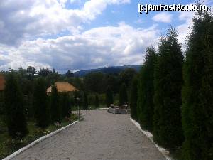 [P26] Aleile largi, pietruite, străjuite de tuia, îți crează senzația că ești într-un parc.  » foto by izabiza
 - 
<span class="allrVoted glyphicon glyphicon-heart hidden" id="av678400"></span>
<a class="m-l-10 hidden" id="sv678400" onclick="voting_Foto_DelVot(,678400,18647)" role="button">șterge vot <span class="glyphicon glyphicon-remove"></span></a>
<a id="v9678400" class=" c-red"  onclick="voting_Foto_SetVot(678400)" role="button"><span class="glyphicon glyphicon-heart-empty"></span> <b>LIKE</b> = Votează poza</a> <img class="hidden"  id="f678400W9" src="/imagini/loader.gif" border="0" /><span class="AjErrMes hidden" id="e678400ErM"></span>