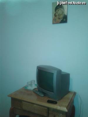 [P30] O măsuță șși un televizoraș. Nu știu să vă spun dacă funcționează sau ce posturi prinde. Dar căutând o priză pentru laptop am constatat că în cameră există o singură priză.  » foto by izabiza
 - 
<span class="allrVoted glyphicon glyphicon-heart hidden" id="av678404"></span>
<a class="m-l-10 hidden" id="sv678404" onclick="voting_Foto_DelVot(,678404,18647)" role="button">șterge vot <span class="glyphicon glyphicon-remove"></span></a>
<a id="v9678404" class=" c-red"  onclick="voting_Foto_SetVot(678404)" role="button"><span class="glyphicon glyphicon-heart-empty"></span> <b>LIKE</b> = Votează poza</a> <img class="hidden"  id="f678404W9" src="/imagini/loader.gif" border="0" /><span class="AjErrMes hidden" id="e678404ErM"></span>
