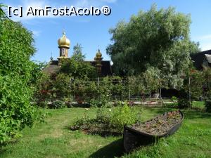 [P16] Decor în curtea schitului.  » foto by tata123 🔱
 - 
<span class="allrVoted glyphicon glyphicon-heart hidden" id="av1090062"></span>
<a class="m-l-10 hidden" id="sv1090062" onclick="voting_Foto_DelVot(,1090062,18801)" role="button">șterge vot <span class="glyphicon glyphicon-remove"></span></a>
<a id="v91090062" class=" c-red"  onclick="voting_Foto_SetVot(1090062)" role="button"><span class="glyphicon glyphicon-heart-empty"></span> <b>LIKE</b> = Votează poza</a> <img class="hidden"  id="f1090062W9" src="/imagini/loader.gif" border="0" /><span class="AjErrMes hidden" id="e1090062ErM"></span>