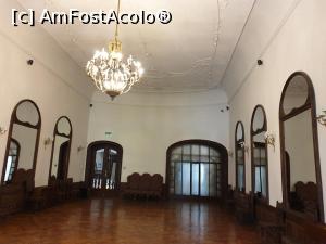 [P17] <strong>Salonul destinat balurilor</strong> si serilor dansante, responsabilitatea organizarii acestora revenindu-i contesei. Salonul  luminos este dotat cu mobilier minimal, dar cu multe oglinzi, care creeaza impresia unui spatiu mult mai vast. » foto by geani anto
 - 
<span class="allrVoted glyphicon glyphicon-heart hidden" id="av1203521"></span>
<a class="m-l-10 hidden" id="sv1203521" onclick="voting_Foto_DelVot(,1203521,18846)" role="button">șterge vot <span class="glyphicon glyphicon-remove"></span></a>
<a id="v91203521" class=" c-red"  onclick="voting_Foto_SetVot(1203521)" role="button"><span class="glyphicon glyphicon-heart-empty"></span> <b>LIKE</b> = Votează poza</a> <img class="hidden"  id="f1203521W9" src="/imagini/loader.gif" border="0" /><span class="AjErrMes hidden" id="e1203521ErM"></span>