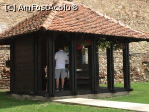 [P02] De aici cumparati biletele de intrare pentru Vizitarea traseului celor trei fortificatii imediat cum treceti de Poarta Monetariei Principatului Transilvaniei » foto by Dan&Ema
 - 
<span class="allrVoted glyphicon glyphicon-heart hidden" id="av755427"></span>
<a class="m-l-10 hidden" id="sv755427" onclick="voting_Foto_DelVot(,755427,18888)" role="button">șterge vot <span class="glyphicon glyphicon-remove"></span></a>
<a id="v9755427" class=" c-red"  onclick="voting_Foto_SetVot(755427)" role="button"><span class="glyphicon glyphicon-heart-empty"></span> <b>LIKE</b> = Votează poza</a> <img class="hidden"  id="f755427W9" src="/imagini/loader.gif" border="0" /><span class="AjErrMes hidden" id="e755427ErM"></span>