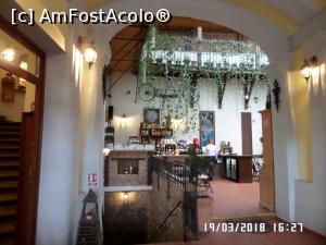 [P24] Încotro? Scara din partea stângă conduce spre recepție și camere, scara ce coboară vă invită la cramă, în partea dreaptă intrăm în restaurant » foto by Alina53
 - 
<span class="allrVoted glyphicon glyphicon-heart hidden" id="av1101372"></span>
<a class="m-l-10 hidden" id="sv1101372" onclick="voting_Foto_DelVot(,1101372,18897)" role="button">șterge vot <span class="glyphicon glyphicon-remove"></span></a>
<a id="v91101372" class=" c-red"  onclick="voting_Foto_SetVot(1101372)" role="button"><span class="glyphicon glyphicon-heart-empty"></span> <b>LIKE</b> = Votează poza</a> <img class="hidden"  id="f1101372W9" src="/imagini/loader.gif" border="0" /><span class="AjErrMes hidden" id="e1101372ErM"></span>