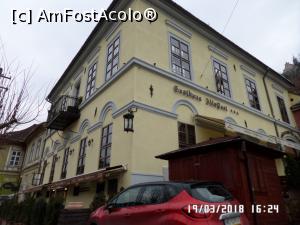 [P08] Camera noastră de la etaj, pe colț, cele două ferestre de la stradă, în dreapta balconașului și prima fereastră de după colț, cu vedere spre Parcul Hermann Oberth » foto by Alina53
 - 
<span class="allrVoted glyphicon glyphicon-heart hidden" id="av1101253"></span>
<a class="m-l-10 hidden" id="sv1101253" onclick="voting_Foto_DelVot(,1101253,18897)" role="button">șterge vot <span class="glyphicon glyphicon-remove"></span></a>
<a id="v91101253" class=" c-red"  onclick="voting_Foto_SetVot(1101253)" role="button"><span class="glyphicon glyphicon-heart-empty"></span> <b>LIKE</b> = Votează poza</a> <img class="hidden"  id="f1101253W9" src="/imagini/loader.gif" border="0" /><span class="AjErrMes hidden" id="e1101253ErM"></span>