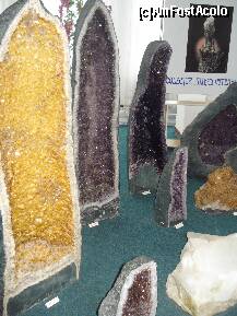[P18] Cheia - Muzeul ' Flori de mina ' - geode de citrin( galben ) si ametist ( mov ) . Geoda este o roca  in a carui interior s-au depus cristale. » foto by Diaura*
 - 
<span class="allrVoted glyphicon glyphicon-heart hidden" id="av126369"></span>
<a class="m-l-10 hidden" id="sv126369" onclick="voting_Foto_DelVot(,126369,18903)" role="button">șterge vot <span class="glyphicon glyphicon-remove"></span></a>
<a id="v9126369" class=" c-red"  onclick="voting_Foto_SetVot(126369)" role="button"><span class="glyphicon glyphicon-heart-empty"></span> <b>LIKE</b> = Votează poza</a> <img class="hidden"  id="f126369W9" src="/imagini/loader.gif" border="0" /><span class="AjErrMes hidden" id="e126369ErM"></span>