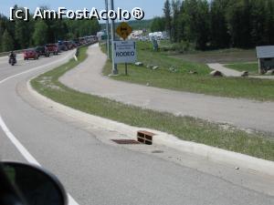 [P06] La coada ca sa trecem podul spre locul unde avea loc concursul Rodeo. Motociclistii stau in rând cu mașinile, cu toate că ar fi fost loc berechet să depășească coloana.  » foto by ebirsan
 - 
<span class="allrVoted glyphicon glyphicon-heart hidden" id="av739369"></span>
<a class="m-l-10 hidden" id="sv739369" onclick="voting_Foto_DelVot(,739369,18917)" role="button">șterge vot <span class="glyphicon glyphicon-remove"></span></a>
<a id="v9739369" class=" c-red"  onclick="voting_Foto_SetVot(739369)" role="button"><span class="glyphicon glyphicon-heart-empty"></span> <b>LIKE</b> = Votează poza</a> <img class="hidden"  id="f739369W9" src="/imagini/loader.gif" border="0" /><span class="AjErrMes hidden" id="e739369ErM"></span>