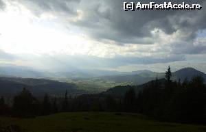 [P17] În dreapta se vede binișor și Vârful Oușorul (1639 m) din Munții Călimani, pe care se poate urca din Dorna Candrenilor.  După cum vedeți s-au strâns norii de ploaie. » foto by izabiza
 - 
<span class="allrVoted glyphicon glyphicon-heart hidden" id="av648071"></span>
<a class="m-l-10 hidden" id="sv648071" onclick="voting_Foto_DelVot(,648071,18958)" role="button">șterge vot <span class="glyphicon glyphicon-remove"></span></a>
<a id="v9648071" class=" c-red"  onclick="voting_Foto_SetVot(648071)" role="button"><span class="glyphicon glyphicon-heart-empty"></span> <b>LIKE</b> = Votează poza</a> <img class="hidden"  id="f648071W9" src="/imagini/loader.gif" border="0" /><span class="AjErrMes hidden" id="e648071ErM"></span>
