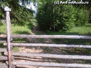 [P09] Dacă nu pleci în drumeții în Munții Călimani, poți face plimbări în jurul pensiunii. Ai și pe micul traseu marcat ce trece prin proprietățile gospodarilor. Așa că faci un fel de 100 m. garduri. Dar, merită.  » foto by izabiza
 - 
<span class="allrVoted glyphicon glyphicon-heart hidden" id="av648053"></span>
<a class="m-l-10 hidden" id="sv648053" onclick="voting_Foto_DelVot(,648053,18958)" role="button">șterge vot <span class="glyphicon glyphicon-remove"></span></a>
<a id="v9648053" class=" c-red"  onclick="voting_Foto_SetVot(648053)" role="button"><span class="glyphicon glyphicon-heart-empty"></span> <b>LIKE</b> = Votează poza</a> <img class="hidden"  id="f648053W9" src="/imagini/loader.gif" border="0" /><span class="AjErrMes hidden" id="e648053ErM"></span>