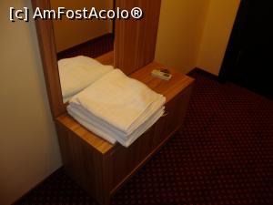 [P12] Am avut prosoape albe la dispoziție. De la recepție am primit cheia camerei, telecomanda pentru aerul condiționat și cartela pentru a porni electricitatea în cameră.  » foto by Floryn81
 - 
<span class="allrVoted glyphicon glyphicon-heart hidden" id="av719409"></span>
<a class="m-l-10 hidden" id="sv719409" onclick="voting_Foto_DelVot(,719409,19021)" role="button">șterge vot <span class="glyphicon glyphicon-remove"></span></a>
<a id="v9719409" class=" c-red"  onclick="voting_Foto_SetVot(719409)" role="button"><span class="glyphicon glyphicon-heart-empty"></span> <b>LIKE</b> = Votează poza</a> <img class="hidden"  id="f719409W9" src="/imagini/loader.gif" border="0" /><span class="AjErrMes hidden" id="e719409ErM"></span>