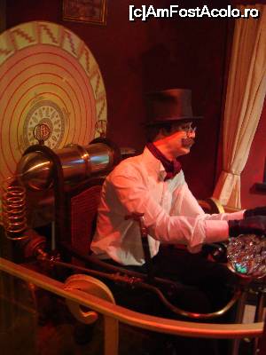 [P35] 36. H. G. Wells în a sa mașină a timpului este unul din exponatele muzeului.  » foto by msnd
 - 
<span class="allrVoted glyphicon glyphicon-heart hidden" id="av687171"></span>
<a class="m-l-10 hidden" id="sv687171" onclick="voting_Foto_DelVot(,687171,19042)" role="button">șterge vot <span class="glyphicon glyphicon-remove"></span></a>
<a id="v9687171" class=" c-red"  onclick="voting_Foto_SetVot(687171)" role="button"><span class="glyphicon glyphicon-heart-empty"></span> <b>LIKE</b> = Votează poza</a> <img class="hidden"  id="f687171W9" src="/imagini/loader.gif" border="0" /><span class="AjErrMes hidden" id="e687171ErM"></span>