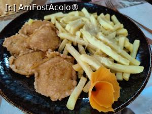 [P26] Restaurant Orizont - șnițele de pui cu cartofi » foto by crismis
 - 
<span class="allrVoted glyphicon glyphicon-heart hidden" id="av1416330"></span>
<a class="m-l-10 hidden" id="sv1416330" onclick="voting_Foto_DelVot(,1416330,19156)" role="button">șterge vot <span class="glyphicon glyphicon-remove"></span></a>
<a id="v91416330" class=" c-red"  onclick="voting_Foto_SetVot(1416330)" role="button"><span class="glyphicon glyphicon-heart-empty"></span> <b>LIKE</b> = Votează poza</a> <img class="hidden"  id="f1416330W9" src="/imagini/loader.gif" border="0" /><span class="AjErrMes hidden" id="e1416330ErM"></span>