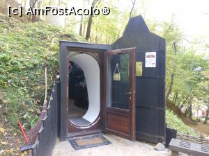 [P24] Șinca Veche - Mănăstirea rupestră. Intrarea în micul magazin de obiecte religioase. » foto by iulianic
 - 
<span class="allrVoted glyphicon glyphicon-heart hidden" id="av1333726"></span>
<a class="m-l-10 hidden" id="sv1333726" onclick="voting_Foto_DelVot(,1333726,19238)" role="button">șterge vot <span class="glyphicon glyphicon-remove"></span></a>
<a id="v91333726" class=" c-red"  onclick="voting_Foto_SetVot(1333726)" role="button"><span class="glyphicon glyphicon-heart-empty"></span> <b>LIKE</b> = Votează poza</a> <img class="hidden"  id="f1333726W9" src="/imagini/loader.gif" border="0" /><span class="AjErrMes hidden" id="e1333726ErM"></span>