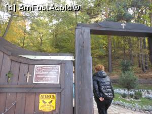 [P25] Șinca Veche - Mănăstirea rupestră. Intrarea în incintă. » foto by iulianic
 - 
<span class="allrVoted glyphicon glyphicon-heart hidden" id="av1333727"></span>
<a class="m-l-10 hidden" id="sv1333727" onclick="voting_Foto_DelVot(,1333727,19238)" role="button">șterge vot <span class="glyphicon glyphicon-remove"></span></a>
<a id="v91333727" class=" c-red"  onclick="voting_Foto_SetVot(1333727)" role="button"><span class="glyphicon glyphicon-heart-empty"></span> <b>LIKE</b> = Votează poza</a> <img class="hidden"  id="f1333727W9" src="/imagini/loader.gif" border="0" /><span class="AjErrMes hidden" id="e1333727ErM"></span>