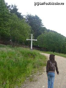 [P03] Sinca Veche - Templul Ursitelor - in dreapta e parcarea unde puteti lasa masina, dupa cruce se urca spre templu » foto by magdalena
 - 
<span class="allrVoted glyphicon glyphicon-heart hidden" id="av215752"></span>
<a class="m-l-10 hidden" id="sv215752" onclick="voting_Foto_DelVot(,215752,19238)" role="button">șterge vot <span class="glyphicon glyphicon-remove"></span></a>
<a id="v9215752" class=" c-red"  onclick="voting_Foto_SetVot(215752)" role="button"><span class="glyphicon glyphicon-heart-empty"></span> <b>LIKE</b> = Votează poza</a> <img class="hidden"  id="f215752W9" src="/imagini/loader.gif" border="0" /><span class="AjErrMes hidden" id="e215752ErM"></span>