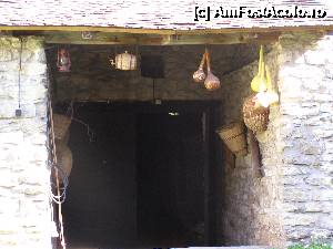 [P10] Cetatea ţărănească de la Câlnic – Jud. Alba - Intrarea in pivnita, ornata cu curcubete si cosuri din nuiele » foto by RoF*
 - 
<span class="allrVoted glyphicon glyphicon-heart hidden" id="av379941"></span>
<a class="m-l-10 hidden" id="sv379941" onclick="voting_Foto_DelVot(,379941,19242)" role="button">șterge vot <span class="glyphicon glyphicon-remove"></span></a>
<a id="v9379941" class=" c-red"  onclick="voting_Foto_SetVot(379941)" role="button"><span class="glyphicon glyphicon-heart-empty"></span> <b>LIKE</b> = Votează poza</a> <img class="hidden"  id="f379941W9" src="/imagini/loader.gif" border="0" /><span class="AjErrMes hidden" id="e379941ErM"></span>