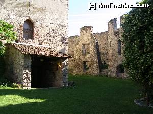 [P07] Cetatea ţărănească de la Câlnic – Jud. Alba - Curtea interioara a cetatii. In stanga, intrarea in pivnita; in dreapta, portiune din zidul interior.  » foto by RoF*
 - 
<span class="allrVoted glyphicon glyphicon-heart hidden" id="av379938"></span>
<a class="m-l-10 hidden" id="sv379938" onclick="voting_Foto_DelVot(,379938,19242)" role="button">șterge vot <span class="glyphicon glyphicon-remove"></span></a>
<a id="v9379938" class=" c-red"  onclick="voting_Foto_SetVot(379938)" role="button"><span class="glyphicon glyphicon-heart-empty"></span> <b>LIKE</b> = Votează poza</a> <img class="hidden"  id="f379938W9" src="/imagini/loader.gif" border="0" /><span class="AjErrMes hidden" id="e379938ErM"></span>