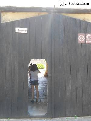 [P02] Intrarea in barbacana, inscriptia de monument istoric si patrimoniu UNESCO » foto by sed
 - 
<span class="allrVoted glyphicon glyphicon-heart hidden" id="av662334"></span>
<a class="m-l-10 hidden" id="sv662334" onclick="voting_Foto_DelVot(,662334,19242)" role="button">șterge vot <span class="glyphicon glyphicon-remove"></span></a>
<a id="v9662334" class=" c-red"  onclick="voting_Foto_SetVot(662334)" role="button"><span class="glyphicon glyphicon-heart-empty"></span> <b>LIKE</b> = Votează poza</a> <img class="hidden"  id="f662334W9" src="/imagini/loader.gif" border="0" /><span class="AjErrMes hidden" id="e662334ErM"></span>