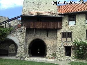 [P13] Cetatea Câlnic, intrarea în față, vechile cămări (sau actualele camerele de închiriat) în dreapta » foto by FlorinAndrei
 - 
<span class="allrVoted glyphicon glyphicon-heart hidden" id="av614417"></span>
<a class="m-l-10 hidden" id="sv614417" onclick="voting_Foto_DelVot(,614417,19242)" role="button">șterge vot <span class="glyphicon glyphicon-remove"></span></a>
<a id="v9614417" class=" c-red"  onclick="voting_Foto_SetVot(614417)" role="button"><span class="glyphicon glyphicon-heart-empty"></span> <b>LIKE</b> = Votează poza</a> <img class="hidden"  id="f614417W9" src="/imagini/loader.gif" border="0" /><span class="AjErrMes hidden" id="e614417ErM"></span>