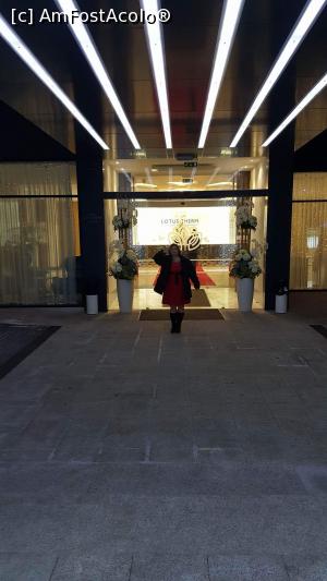 [P02] Intrarea hoteluli noaptea » foto by simina
 - 
<span class="allrVoted glyphicon glyphicon-heart hidden" id="av988620"></span>
<a class="m-l-10 hidden" id="sv988620" onclick="voting_Foto_DelVot(,988620,19310)" role="button">șterge vot <span class="glyphicon glyphicon-remove"></span></a>
<a id="v9988620" class=" c-red"  onclick="voting_Foto_SetVot(988620)" role="button"><span class="glyphicon glyphicon-heart-empty"></span> <b>LIKE</b> = Votează poza</a> <img class="hidden"  id="f988620W9" src="/imagini/loader.gif" border="0" /><span class="AjErrMes hidden" id="e988620ErM"></span>