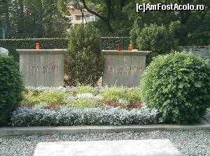 [P06] Locul de veci al lui Chaplin si ultima lui sotie Oona, vedeti diferenta de virsta, mai tinara cu 36 de ani ca si Chaplin, au avut impreuna 8 copii. 
Dupa decesul lui Chaplin s-a apucat de bautura.  » foto by Nicu
 - 
<span class="allrVoted glyphicon glyphicon-heart hidden" id="av674530"></span>
<a class="m-l-10 hidden" id="sv674530" onclick="voting_Foto_DelVot(,674530,19406)" role="button">șterge vot <span class="glyphicon glyphicon-remove"></span></a>
<a id="v9674530" class=" c-red"  onclick="voting_Foto_SetVot(674530)" role="button"><span class="glyphicon glyphicon-heart-empty"></span> <b>LIKE</b> = Votează poza</a> <img class="hidden"  id="f674530W9" src="/imagini/loader.gif" border="0" /><span class="AjErrMes hidden" id="e674530ErM"></span>