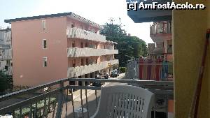 [P01] Vedere de pe balcon. Se observa jos containerele cu rol de desteptator.  » foto by oaspetele
 - 
<span class="allrVoted glyphicon glyphicon-heart hidden" id="av675812"></span>
<a class="m-l-10 hidden" id="sv675812" onclick="voting_Foto_DelVot(,675812,19425)" role="button">șterge vot <span class="glyphicon glyphicon-remove"></span></a>
<a id="v9675812" class=" c-red"  onclick="voting_Foto_SetVot(675812)" role="button"><span class="glyphicon glyphicon-heart-empty"></span> <b>LIKE</b> = Votează poza</a> <img class="hidden"  id="f675812W9" src="/imagini/loader.gif" border="0" /><span class="AjErrMes hidden" id="e675812ErM"></span>