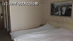 [P01] Camera la Hotelul Regina Maria. Pe perete este un tablou cu Regina in gradina palatului.  » foto by adynutza26
 - 
<span class="allrVoted glyphicon glyphicon-heart hidden" id="av742379"></span>
<a class="m-l-10 hidden" id="sv742379" onclick="voting_Foto_DelVot(,742379,19450)" role="button">șterge vot <span class="glyphicon glyphicon-remove"></span></a>
<a id="v9742379" class=" c-red"  onclick="voting_Foto_SetVot(742379)" role="button"><span class="glyphicon glyphicon-heart-empty"></span> <b>LIKE</b> = Votează poza</a> <img class="hidden"  id="f742379W9" src="/imagini/loader.gif" border="0" /><span class="AjErrMes hidden" id="e742379ErM"></span>