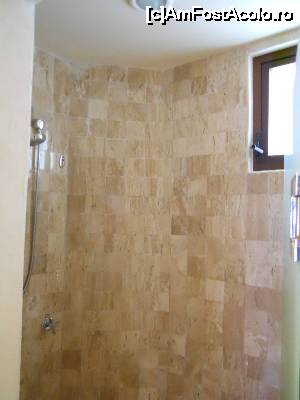 [P11] cabina de dus, are un pervaz de pus lucrurile pe el.  » foto by alle4295
 - 
<span class="allrVoted glyphicon glyphicon-heart hidden" id="av683890"></span>
<a class="m-l-10 hidden" id="sv683890" onclick="voting_Foto_DelVot(,683890,19528)" role="button">șterge vot <span class="glyphicon glyphicon-remove"></span></a>
<a id="v9683890" class=" c-red"  onclick="voting_Foto_SetVot(683890)" role="button"><span class="glyphicon glyphicon-heart-empty"></span> <b>LIKE</b> = Votează poza</a> <img class="hidden"  id="f683890W9" src="/imagini/loader.gif" border="0" /><span class="AjErrMes hidden" id="e683890ErM"></span>