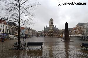 [P30] Delft - cât pe ce să uit: tipul cu spatele, care privește către primărie, da, ăla de pe soclu, este Hugo Grotius...  » foto by makuy*
 - 
<span class="allrVoted glyphicon glyphicon-heart hidden" id="av611672"></span>
<a class="m-l-10 hidden" id="sv611672" onclick="voting_Foto_DelVot(,611672,19678)" role="button">șterge vot <span class="glyphicon glyphicon-remove"></span></a>
<a id="v9611672" class=" c-red"  onclick="voting_Foto_SetVot(611672)" role="button"><span class="glyphicon glyphicon-heart-empty"></span> <b>LIKE</b> = Votează poza</a> <img class="hidden"  id="f611672W9" src="/imagini/loader.gif" border="0" /><span class="AjErrMes hidden" id="e611672ErM"></span>