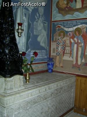 [P10] Mănăstirea Dealu - În pronaos, sarcofagul în care se află capul voievodului Mihai Viteazul. » foto by iulianic
 - 
<span class="allrVoted glyphicon glyphicon-heart hidden" id="av1208866"></span>
<a class="m-l-10 hidden" id="sv1208866" onclick="voting_Foto_DelVot(,1208866,19770)" role="button">șterge vot <span class="glyphicon glyphicon-remove"></span></a>
<a id="v91208866" class=" c-red"  onclick="voting_Foto_SetVot(1208866)" role="button"><span class="glyphicon glyphicon-heart-empty"></span> <b>LIKE</b> = Votează poza</a> <img class="hidden"  id="f1208866W9" src="/imagini/loader.gif" border="0" /><span class="AjErrMes hidden" id="e1208866ErM"></span>