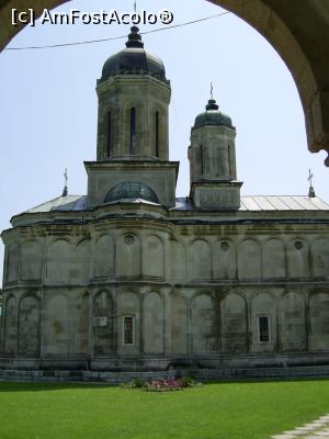 [P04] Mănăstirea Dealu - Biserica văzută din gangul Turnului clopotniță. » foto by iulianic
 - 
<span class="allrVoted glyphicon glyphicon-heart hidden" id="av1208860"></span>
<a class="m-l-10 hidden" id="sv1208860" onclick="voting_Foto_DelVot(,1208860,19770)" role="button">șterge vot <span class="glyphicon glyphicon-remove"></span></a>
<a id="v91208860" class=" c-red"  onclick="voting_Foto_SetVot(1208860)" role="button"><span class="glyphicon glyphicon-heart-empty"></span> <b>LIKE</b> = Votează poza</a> <img class="hidden"  id="f1208860W9" src="/imagini/loader.gif" border="0" /><span class="AjErrMes hidden" id="e1208860ErM"></span>