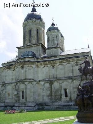 [P06] Mănăstirea Dealu - Biserica și parțial grupul statuar Mihai Viteazul. » foto by iulianic
 - 
<span class="allrVoted glyphicon glyphicon-heart hidden" id="av1208862"></span>
<a class="m-l-10 hidden" id="sv1208862" onclick="voting_Foto_DelVot(,1208862,19770)" role="button">șterge vot <span class="glyphicon glyphicon-remove"></span></a>
<a id="v91208862" class=" c-red"  onclick="voting_Foto_SetVot(1208862)" role="button"><span class="glyphicon glyphicon-heart-empty"></span> <b>LIKE</b> = Votează poza</a> <img class="hidden"  id="f1208862W9" src="/imagini/loader.gif" border="0" /><span class="AjErrMes hidden" id="e1208862ErM"></span>