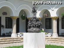 [P12] Un alt colt de curte interioara a Manastirii Dealu ; statuia prezentata este impresionanta si perfect executata. » foto by mirelutza
 - 
<span class="allrVoted glyphicon glyphicon-heart hidden" id="av53621"></span>
<a class="m-l-10 hidden" id="sv53621" onclick="voting_Foto_DelVot(,53621,19770)" role="button">șterge vot <span class="glyphicon glyphicon-remove"></span></a>
<a id="v953621" class=" c-red"  onclick="voting_Foto_SetVot(53621)" role="button"><span class="glyphicon glyphicon-heart-empty"></span> <b>LIKE</b> = Votează poza</a> <img class="hidden"  id="f53621W9" src="/imagini/loader.gif" border="0" /><span class="AjErrMes hidden" id="e53621ErM"></span>